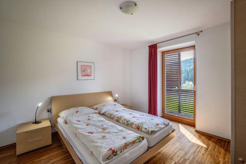 a bedroom with a bed and a large window at Entspannung, Ruhe, Natur pur in Issengo