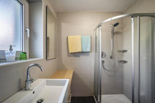 a bathroom with a shower and a sink and a tub at Entspannung, Ruhe, Natur pur in Issengo