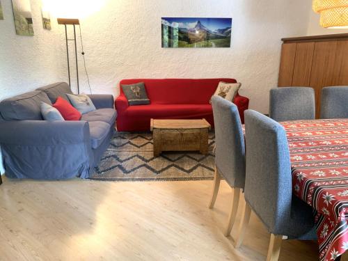 een woonkamer met een bank en een tafel bij SPINALE casa in centro, arrivi con gli sci! SANIFICAZIONE A VAPORE in Madonna di Campiglio