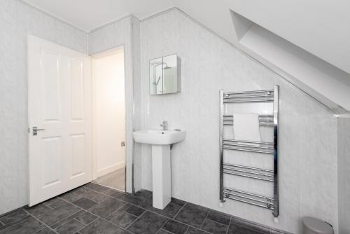 uma casa de banho com um lavatório e um espelho em Beautiful Cottage in Durham with Pool Table em Durham