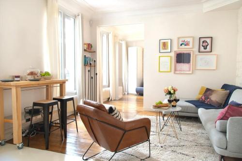 un salon avec un canapé et une table dans l'établissement Le Plaisir du Pantheon, à Paris