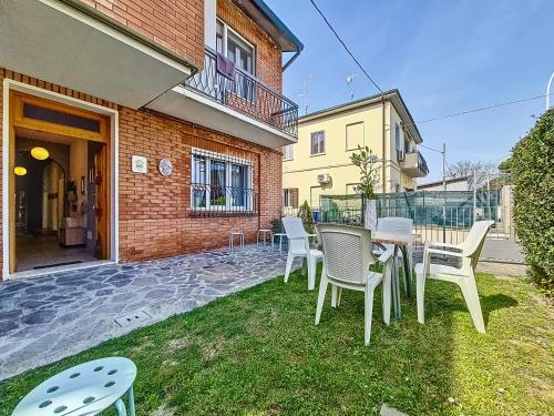 a patio with chairs and a table in the grass at Il Passatore in Forlì