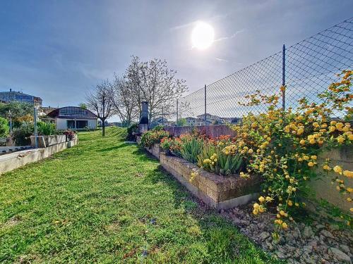 a fence with a row of flowers in a yard at Il Passatore in Forlì