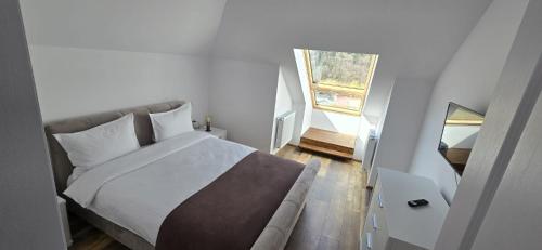 Ένα ή περισσότερα κρεβάτια σε δωμάτιο στο Zefir Apartments