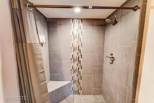 La salle de bains est pourvue d'une douche avec rideau de douche. dans l'établissement *H* NEW! Manitou Springs Downtown Retreat *, à Manitou Springs