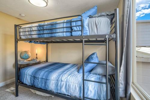 a bedroom with two bunk beds in a room at 3BR Mountains-Nearby Lakes- Budget Getaway in Palmer Lake