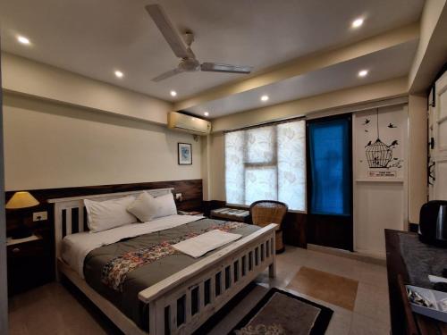 1 dormitorio con 1 cama y ventilador de techo en Date Palm Home Stay, en Tezpur