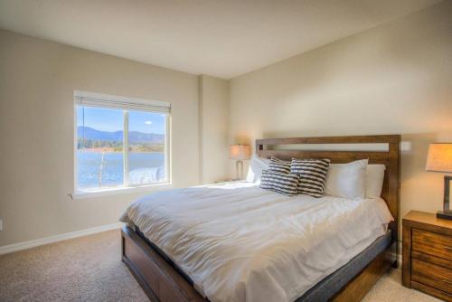 Krevet ili kreveti u jedinici u objektu Luxury Lake House With Mountain Views & Hot Tub