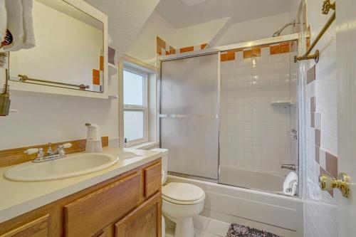 uma casa de banho com um lavatório, um WC e um chuveiro em Charming Victorian Haven Near Garden of the Gods em Colorado Springs