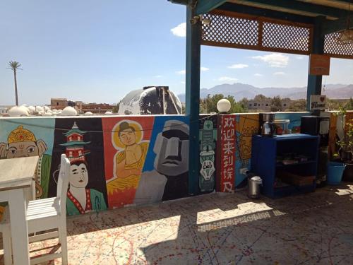 ein Wandbild an der Seite eines Gebäudes in der Unterkunft My Hostel in Dahab - Dive center in Dahab