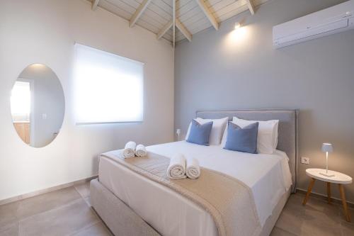 Cielo Home في Zipárion: غرفة نوم بسرير كبير عليها مناشف