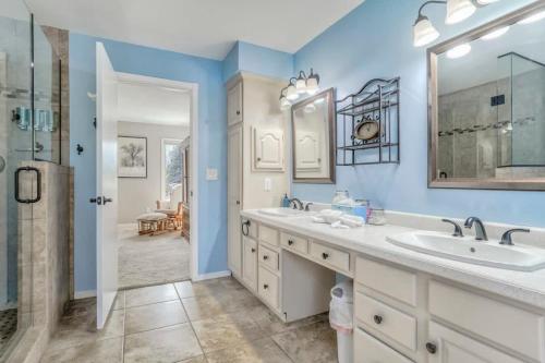 a bathroom with two sinks and a shower at 4BD Woodland Lodge Pool Table Grill Dogs Welcome in Monument