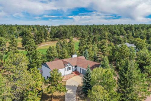 an aerial view of a house in the woods at 4BD Woodland Lodge Pool Table Grill Dogs Welcome in Monument
