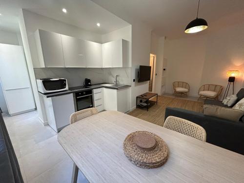 une cuisine et un salon avec une table et des chaises dans l'établissement Palais de France Classic Charm, à Beausoleil