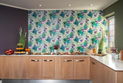 クリスティアンスンにあるThon PartnerHotel Storgataの花の壁紙を用いたキッチン
