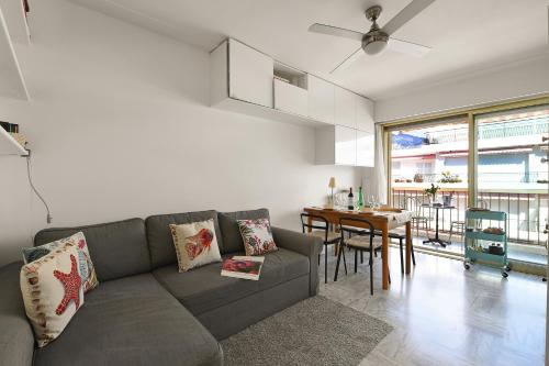 un salon avec un canapé et une table dans l'établissement Residence Cap 35 - Happy Rentals, à Roquebrune-Cap-Martin
