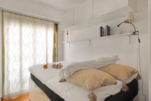- une chambre avec un lit avec deux oreillers et une fenêtre dans l'établissement Residence Cap 35 - Happy Rentals, à Roquebrune-Cap-Martin