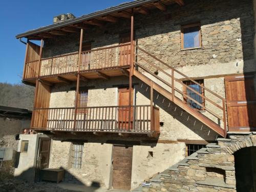 ein Gebäude mit einem Balkon auf der Seite in der Unterkunft Alte terre - Lab&room in San Damiano Macra