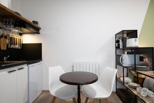 Kuchyň nebo kuchyňský kout v ubytování Suite Kella Tassin - Beau studio rénové
