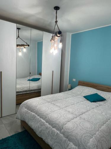 ein Schlafzimmer mit einem großen Bett und einem Spiegel in der Unterkunft Bellissima Cervo in Cervo