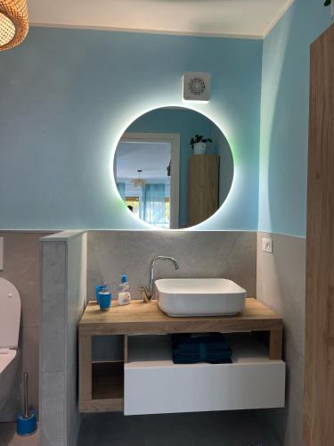 ein Bad mit einem Waschbecken und einem Spiegel in der Unterkunft Bellissima Cervo in Cervo