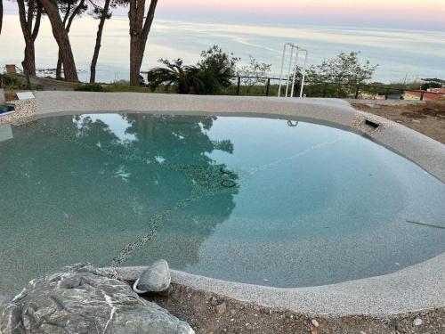 una gran piscina de agua en un patio en Villa Elvira Country House, en Belvedere Marittimo