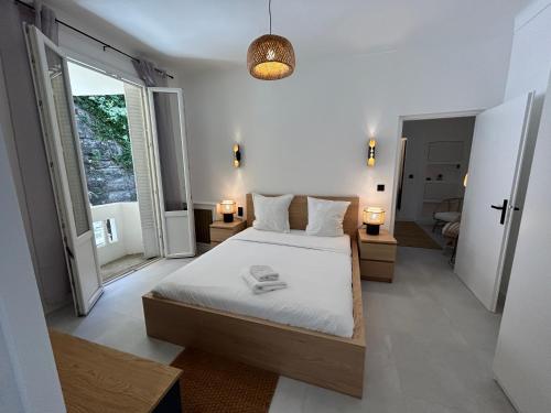 une chambre blanche avec un lit et une grande fenêtre dans l'établissement Palais de France Classic Charm, à Beausoleil