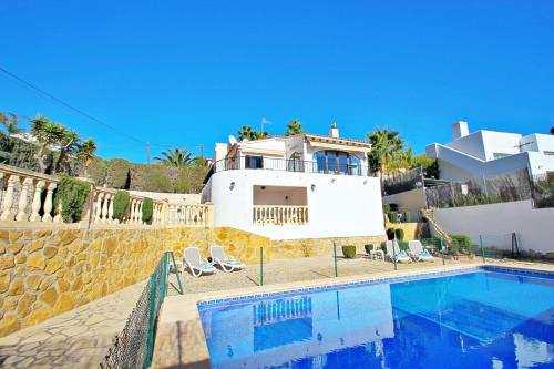 モライラにあるDroomland - sea view villa with private pool in Morairaのヴィラ(家の前にスイミングプール付)