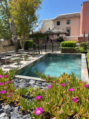 Piscina de la sau aproape de Le Victoria Boutique Hôtel