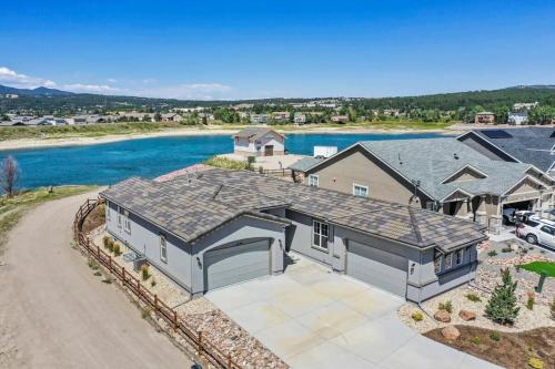 an aerial view of a house with a driveway at 4BR Mountain views - Movie Theater - Pool Table in Monument