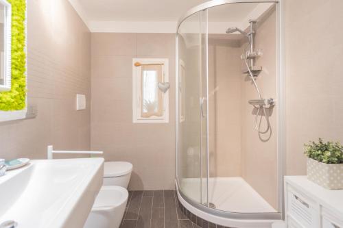 Ένα μπάνιο στο The Green Nest by Lake Como by Rent All Como