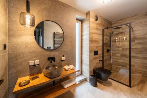 y baño con lavabo y ducha. en Resort - D9, en Želnava