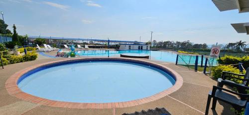 una gran piscina en medio de un complejo en APARTAMENTO ISLABLANCA PARQUE DEL CAFE MONTENEGRO, en Montenegro