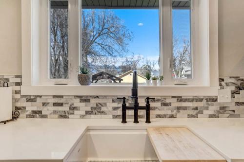 Foto sihtkohas Colorado Springs asuva majutusasutuse 3BR Modern w Lg Backyard Mtn Views & Hot Tub galeriist