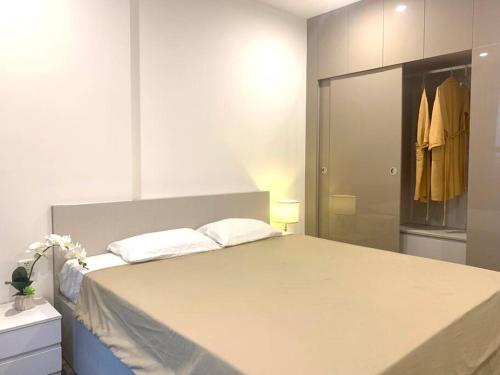 um quarto com uma cama grande e um closet em 1 phòng ngủ Ruby cao cấp R105 em Gia Lâm Pho