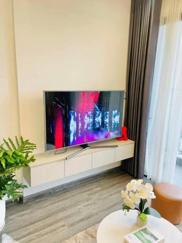 uma sala de estar com uma grande televisão de ecrã plano em 1 phòng ngủ Ruby cao cấp R105 em Gia Lâm Pho