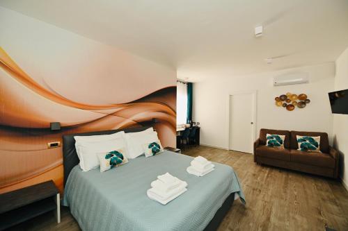1 dormitorio con 1 cama y 1 sofá en Vimini Corso Cavour - City Center, en Bari