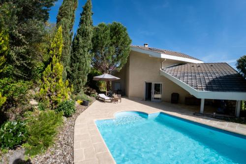 une piscine devant une maison dans l'établissement Maison de Caroline et Julien- Vue Spectaculaire, à Saint-Jorioz