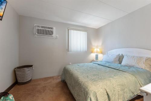 Habitación blanca con cama y ventana en 422 E 4th Ave, Unit 206, en North Wildwood