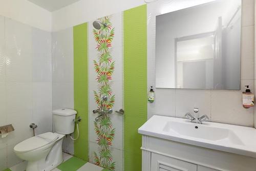 bagno con servizi igienici, lavandino e specchio di Hotel Cottage Orchid Nainital - Parking Facilities - Luxury & Hygiene Room - Best Seller a Nainital