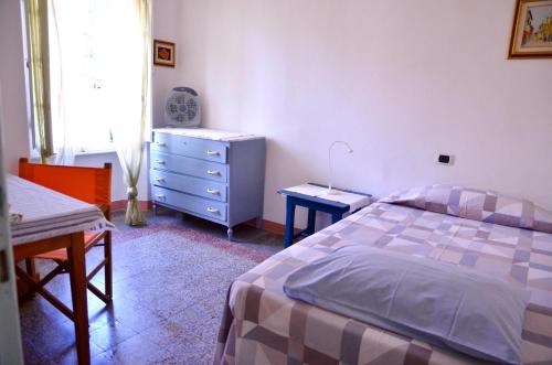 een slaapkamer met een bed, een dressoir en een bureau bij Rifugio al mare della Versilia in Strettoia