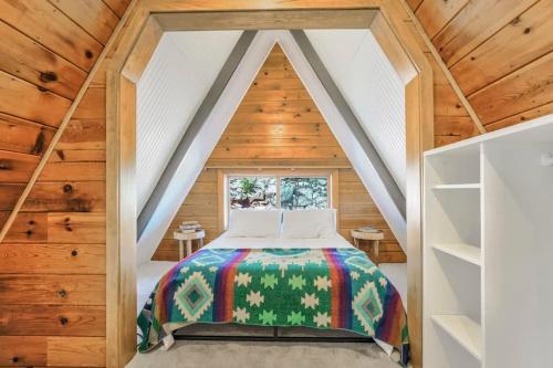 マニトゥー・スプリングスにあるStunning Views Modern Luxury Hot Tub Saunaのベッドルーム(ベッド付)1室(屋根裏部屋)