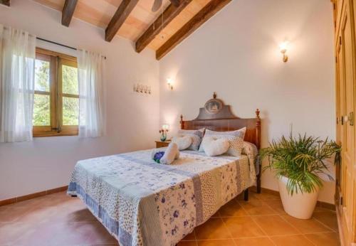 Tempat tidur dalam kamar di Villa Ses Comes