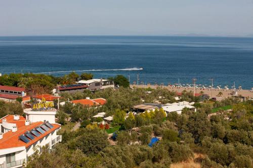 a view of the beach and a resort at Assos Altın Hotel in Behramkale