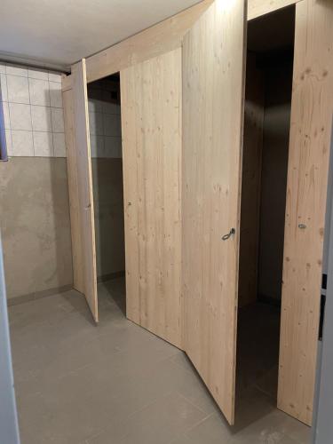 a closet with wooden doors in a room at Apartment Sommer am Faaker See in Faak am See