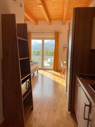 een keuken met een deur naar een woonkamer bij Apartment Sommer am Faaker See in Faak am See
