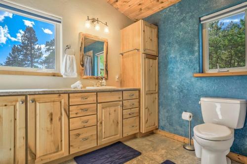 Vannituba majutusasutuses 5BR Family Mountain Cabin Hot Tub & Gaming Garage