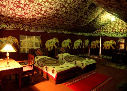 1 dormitorio con 2 camas y mesa con lámpara en The Ummaid Bagh Resort, en Bundi