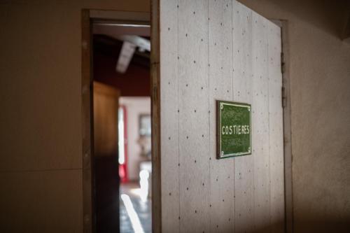 a wall with a sign that says lost fees on it at HOTEL et APPARTEMENTS DOMAINE DES CLOS - Teritoria in Beaucaire