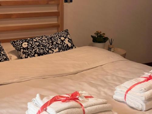 un letto con asciugamani sopra di SerrART 325 a Ivrea
